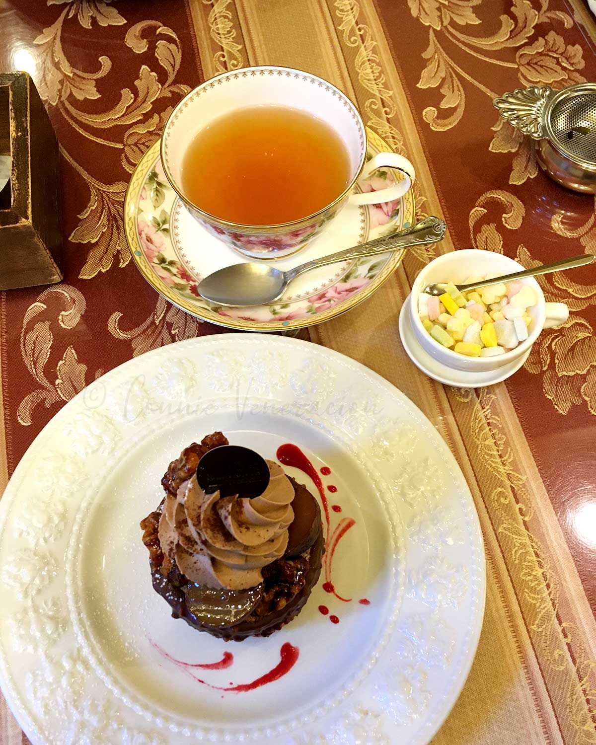 Tea and cake at Salon de The Alcyon, Osaka 2019
